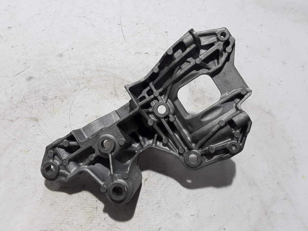 RENAULT Clio 5 generation (2019-2023) Alternator bracket 117100072R 22456414