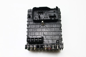 Volkswagen Passat B7 (2010–2014) Kaitsmekarp salongis 3C0937125 - 4