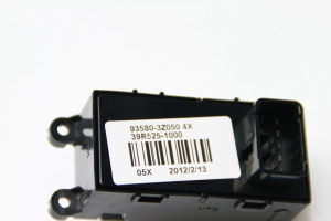 Hyundai i40 (2011–2026) Rear side door window switch 935803Z050 - 3