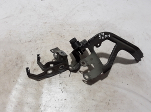 Front fender bracket