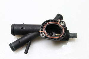 Volkswagen Tiguan (2007–2016) Thermostatgehäuse 03L121131AA - 4