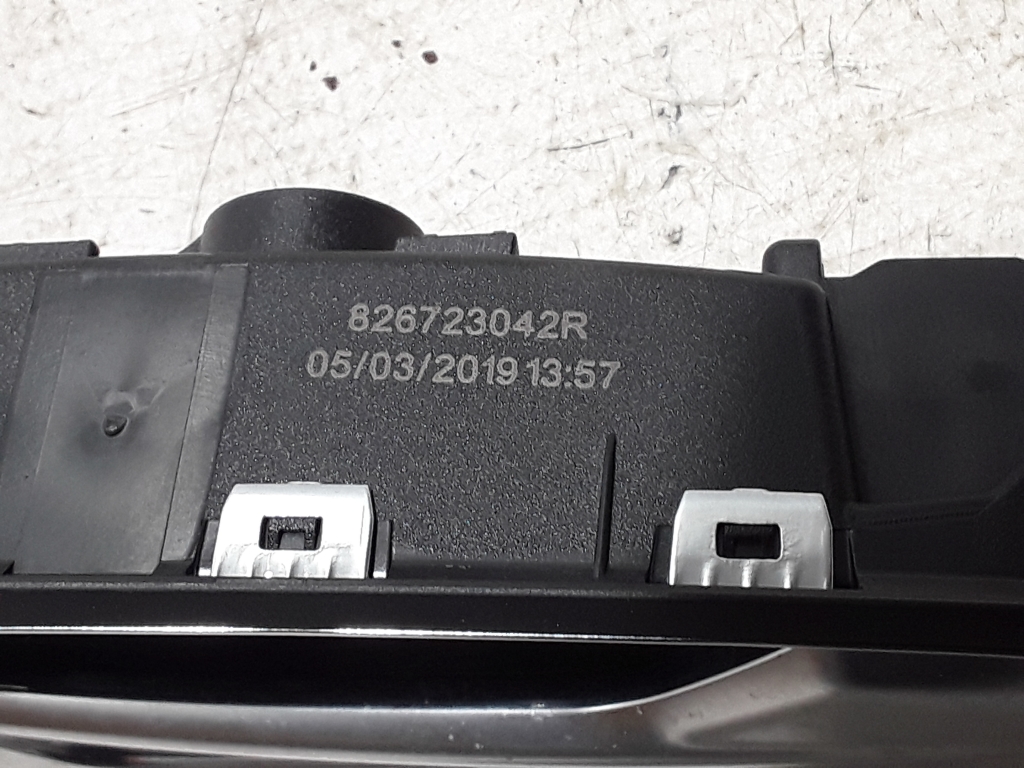 RENAULT Captur 2 generation (2019-2023) Kitos salono dalys 828723042R 22475123