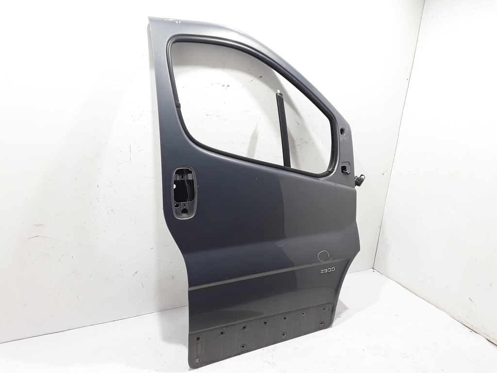 OPEL Vivaro Передняя правая дверь 7751478601 22475643