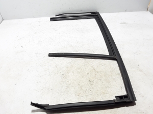  Rear side door sealing rubber 