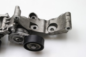 Opel Mokka (2012–2020) Generaatori kinnitus 552805357 - 3