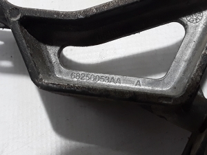 Chrysler Pacifica (2016–2026) Summuti hoidik 68250053AA - 3