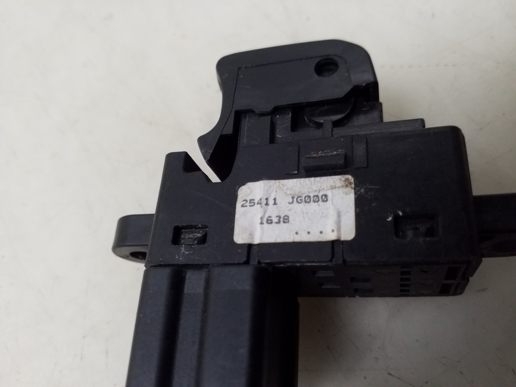 NISSAN X-Trail T31 (2007-2014) Rear Right Door Window Control Switch 25411JG000 24948352