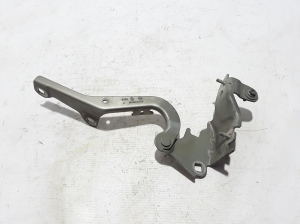  Engine cover hinge 