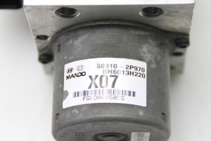Kia Sorento (2009–2014) ABS unit 589102P970 - 4