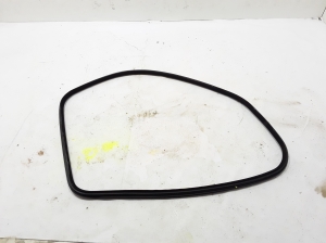  Rear side door sealing rubber on the body 