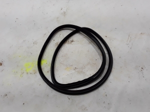  Rear side door sealing rubber on the body 