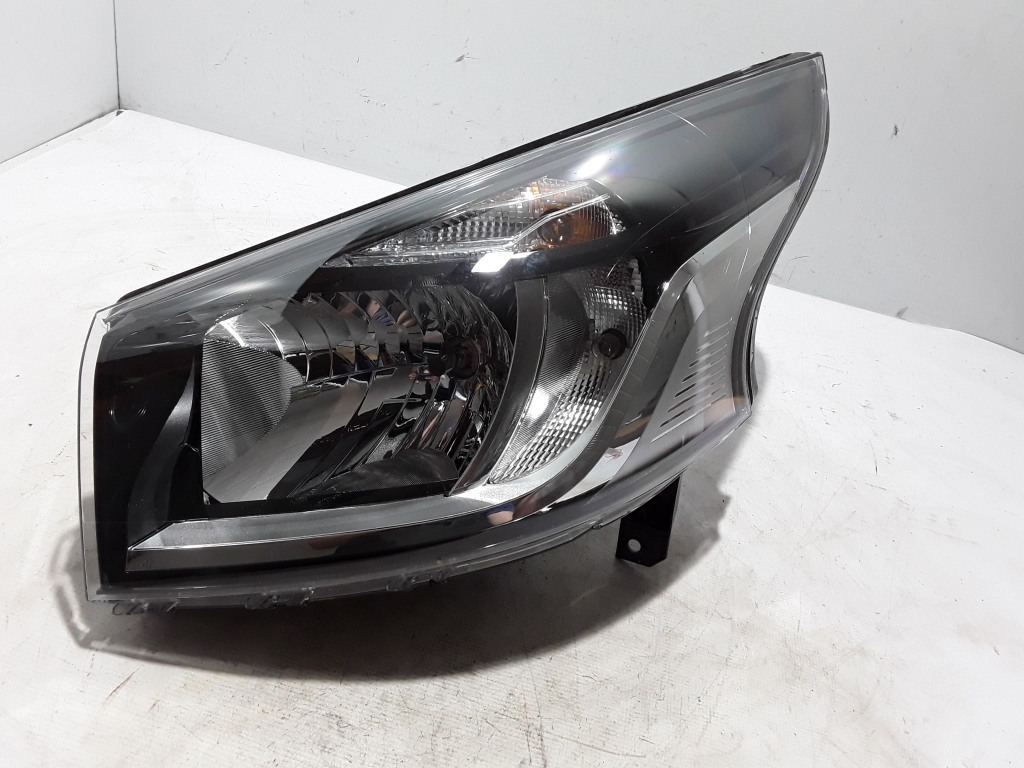 Used RENAULT Trafic Headlights 260600500R