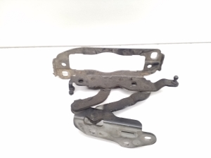   Engine cover hinge 