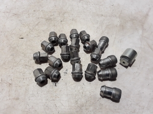  Wheel nuts, bolts 