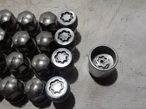  Wheel nuts, bolts 