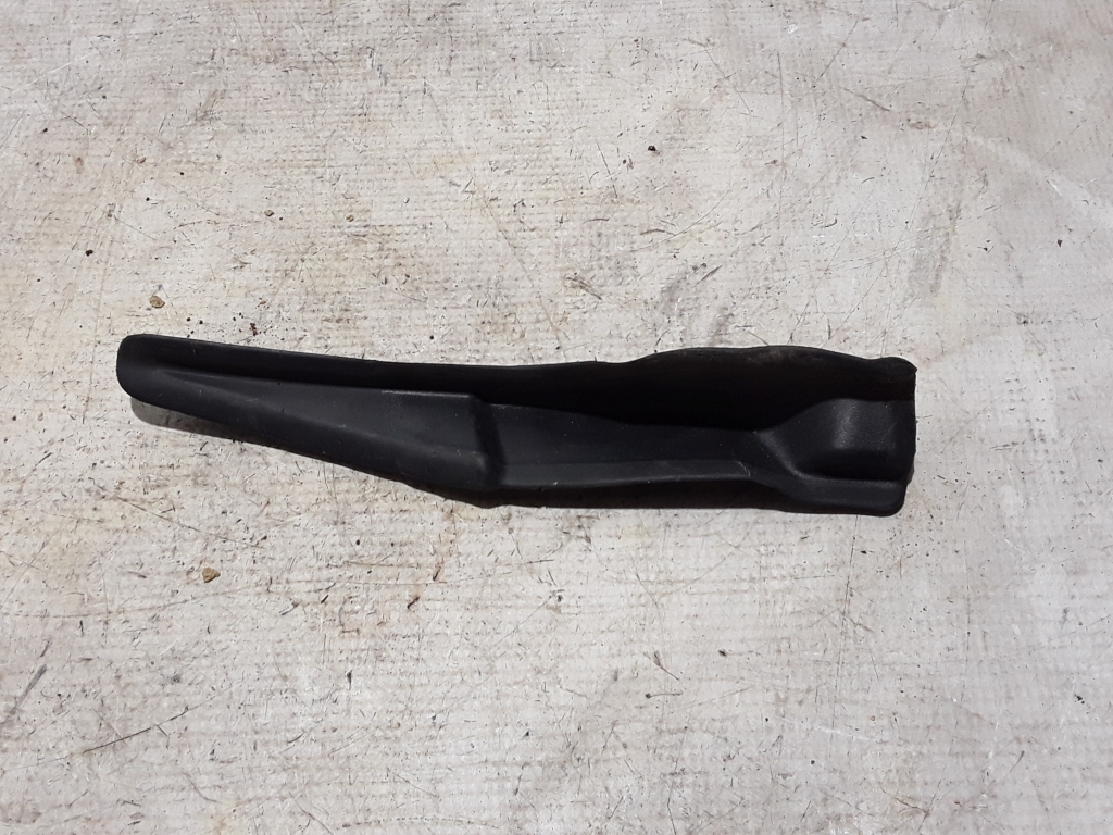 Used RENAULT Clio Windshield wiper mechanism trim to the glass 668628497R