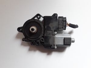 Hyundai i40 (2011–2026) Front door window regulator motor 824603Z010 - 3