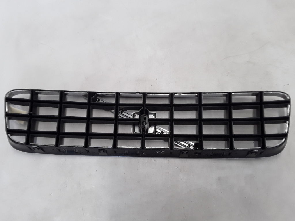 VOLVO XC90 1 generation (2002-2014) Främre övre grill 8620641 20983048