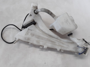 VOLVO S40 II (2004–2013) Esiklaasi pesuvedeliku paak 30657121 - 4