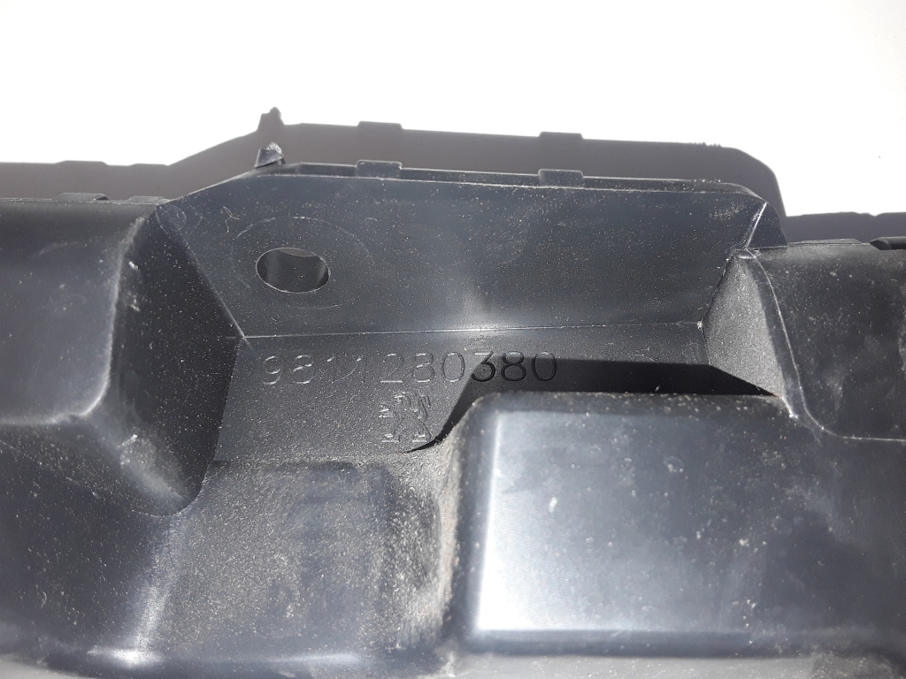 PEUGEOT 3008 2 generation (2017-2023) Aizmugurējā labā bampera stiprinājums 9811280380 27617084