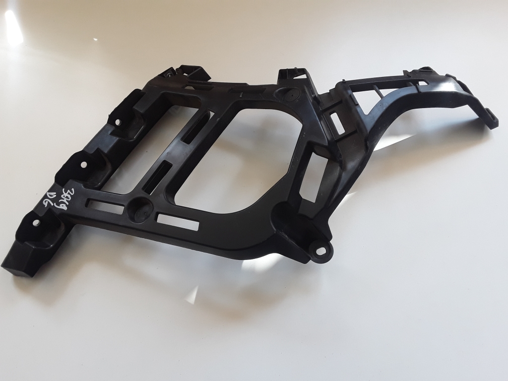 PEUGEOT 3008 2 generation (2017-2023) Aizmugurējā labā bampera stiprinājums 9811280380 27617084