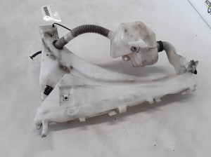 Esiklaasi pesuvedeliku paak - 31253149