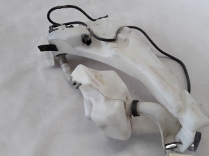 VOLVO C30 (2006–2013) Front washer fluid reservoir 31253149 - 3