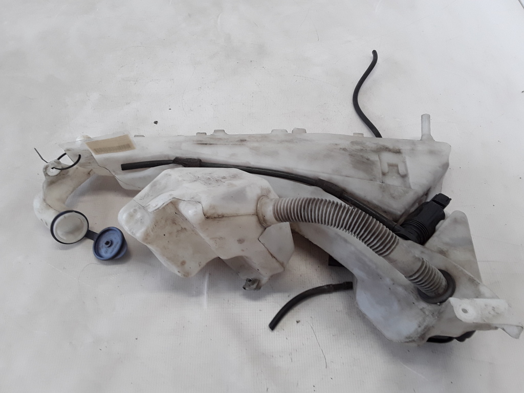 Used VOLVO V50 Windscreen washer tank front 31253149