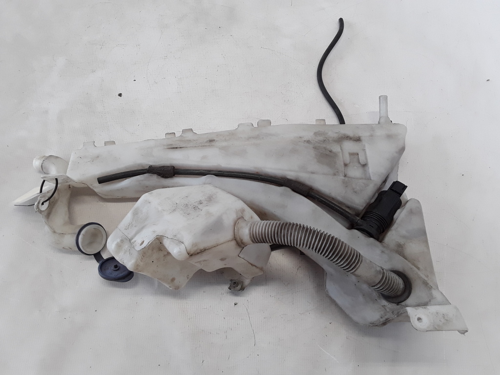 Used VOLVO V50 Windscreen washer tank front 31253149