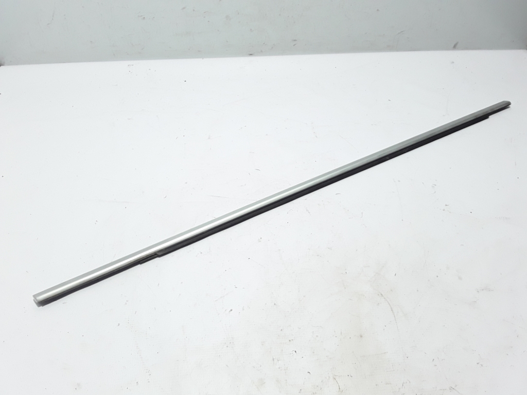 Used VOLVO V40 Front door strip to the glass exterior 31278522