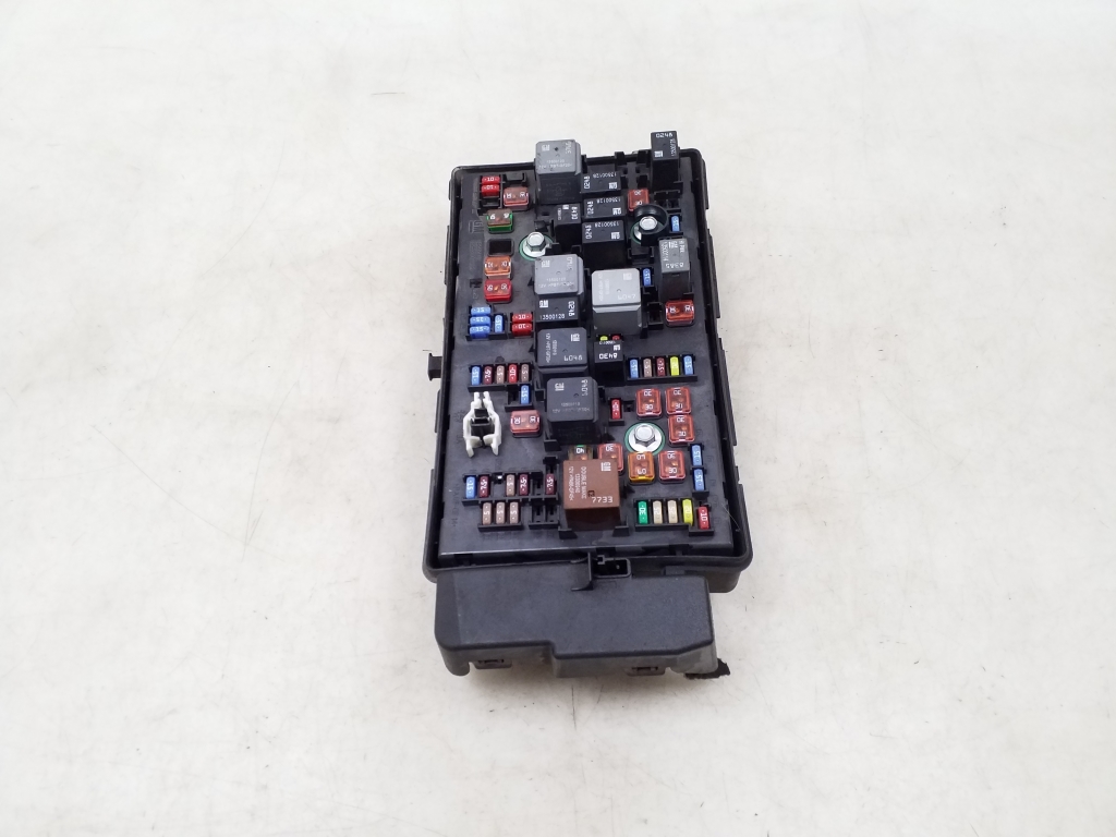 OPEL Insignia A (2008-2016) Fuse box 13275882 24956134