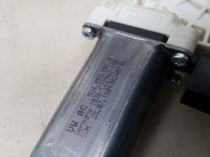 Volkswagen Golf VII (2012–2026) Front door window regulator motor 5Q4959801B - 3