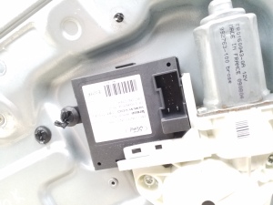 Ford C-MAX (2003–2010) Aizmugurējo sānu durvju logu pacēlājs un tā detaļas 3M51R24995GM - 4