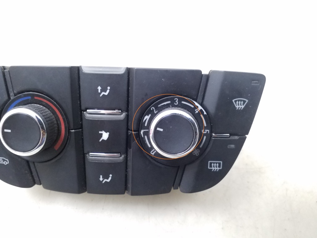 OPEL Astra J (2009-2020) Klimato kontrolės (klimos) valdymas 13346092 24958375