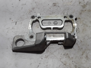   Engine holder 