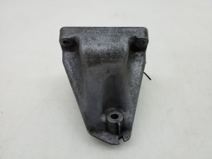   Engine holder 