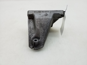   Engine holder 