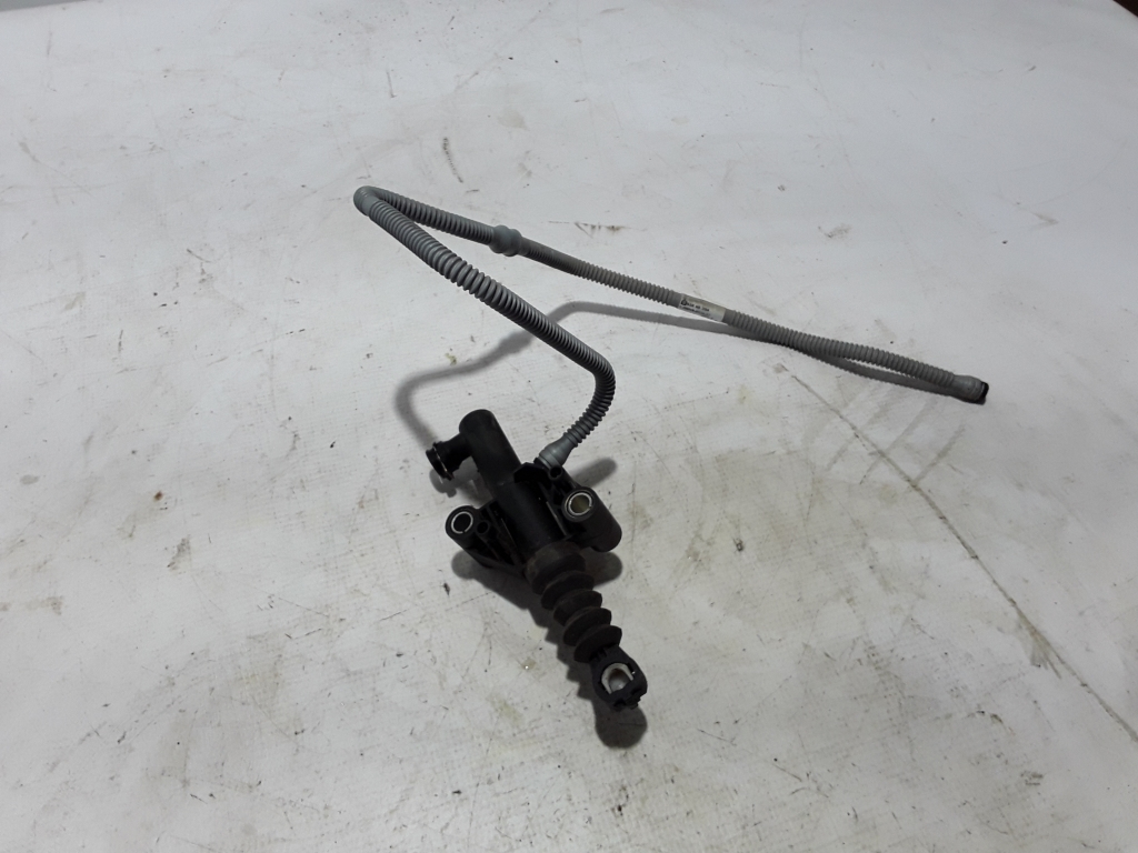 Used RENAULT Trafic Clutch cylinder master 306105588R