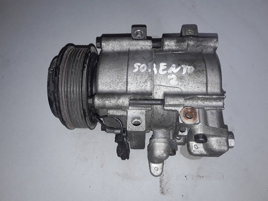 Used Kia Sorento Air conditioner compressor 977013E350
