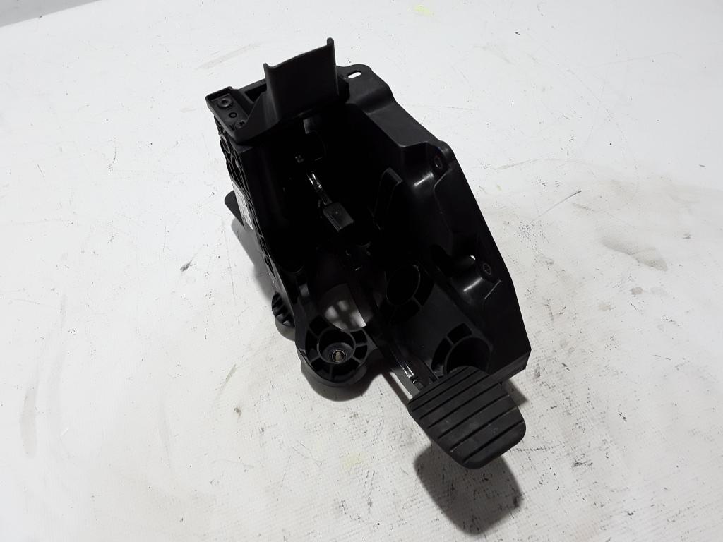 Used RENAULT Trafic Pedal clutch 465032326R