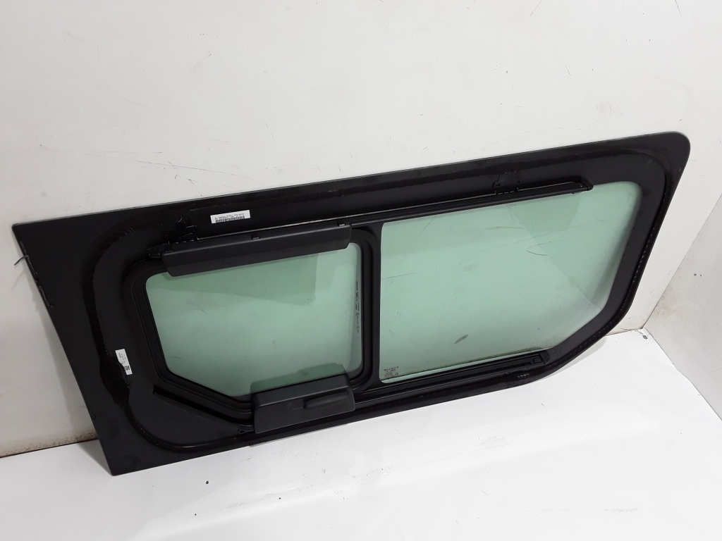 Used RENAULT Trafic Sliding door glass 823011389R