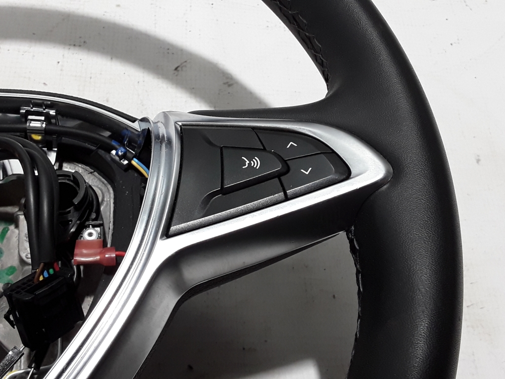 Used Dacia Duster Steering wheel 484007585R