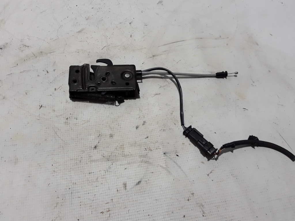 Used VOLVO XC90 Engine cover lock 32318456