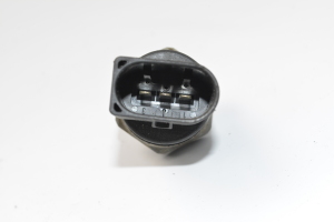 Volkswagen Golf V (2003–2009) Fuel rail pressure sensor 06D906051 - 2