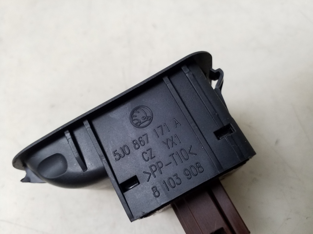 Used Skoda Fabia Front door glass switch 5J0867171A
