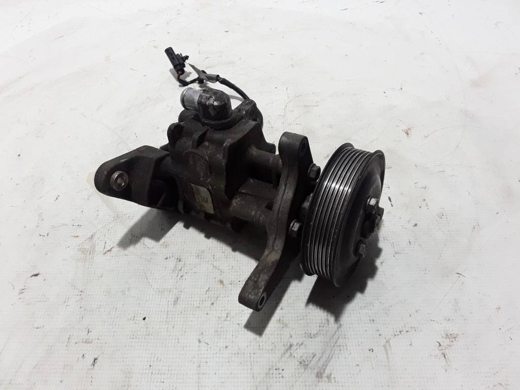 Used BMW 5 SERIES Power steering pump 6796491