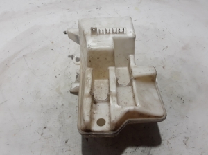  Windscreen washer tank front 