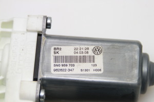 Volkswagen Tiguan (2007–2016) Rear side door window regulator motor 5N0959703 - 3
