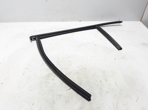 Rear side door seal on the door - 32274399