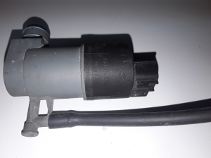 TOYOTA Yaris (2011–2020) Front windshield washer pump 853300D120 - 3